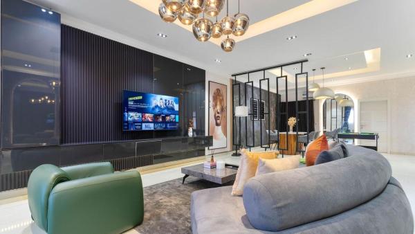 Luxury 3-Bedroom Apartment with Stunning City View